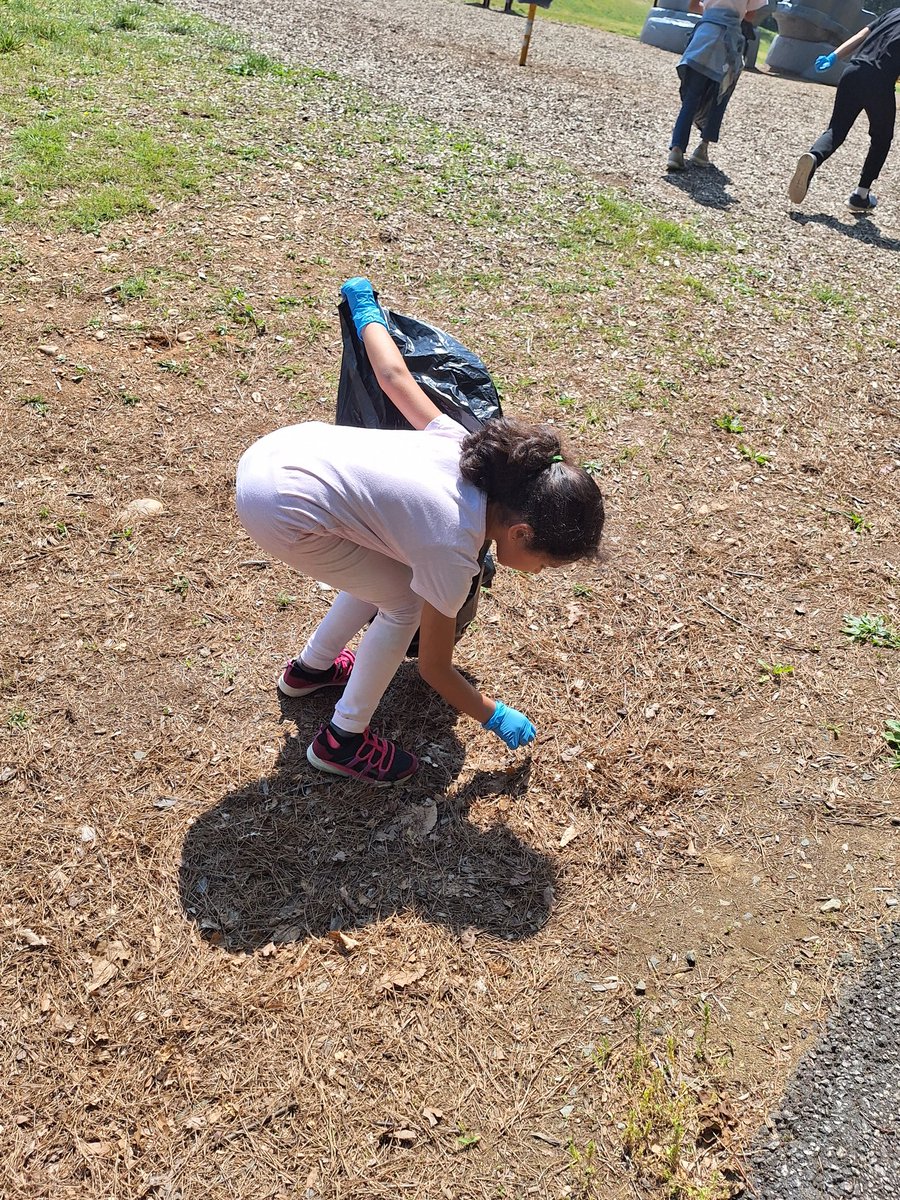 agent1979's tweet photo. Today is outside learning day, and we are learning how to take care of our school!
#tinycubs
@Dale_City_ES 
#goodvibes https://t.co/HxLBWgoh1l