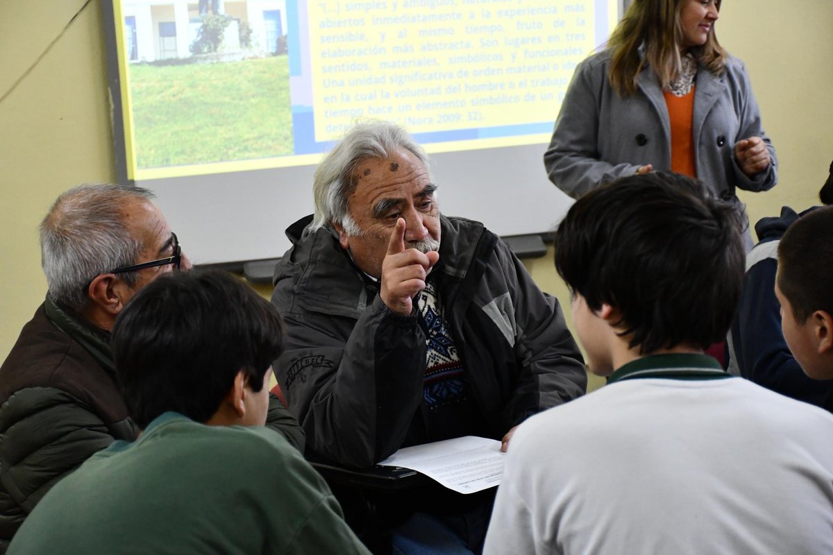 LiceodeCoronel's tweet photo. Conversatorio "Dejando raíces": Instancia de reflexión sobre el valor patrimonial del Liceo de Coronel, contó con la participación de estudiantes y  ex alumnos del Liceo, pertenecientes a la generación del 61. https://t.co/0nulQkO4tr