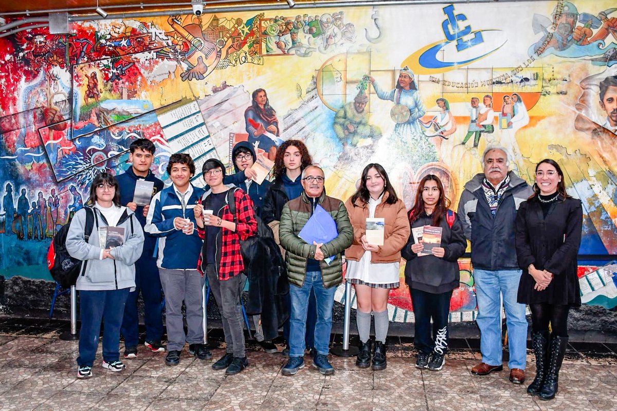 LiceodeCoronel's tweet photo. Conversatorio "Dejando raíces": Instancia de reflexión sobre el valor patrimonial del Liceo de Coronel, contó con la participación de estudiantes y  ex alumnos del Liceo, pertenecientes a la generación del 61. https://t.co/0nulQkO4tr