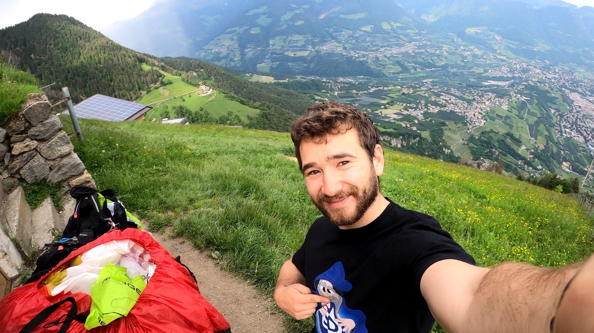 Viele liebe grüße an das ganze <a href="/ElectronicsDrv/">E&D @ElectronicsAndDrives@mastodon.social</a> Team. Ich werde die super Zeit bei euch im Schwabenländle nie vergessen 😘😉 Im Bild: #GaN|dalf der Blaue am Gleitschirm-Startplatz Hochmuth, im Hintergrund mein Heimatdorf