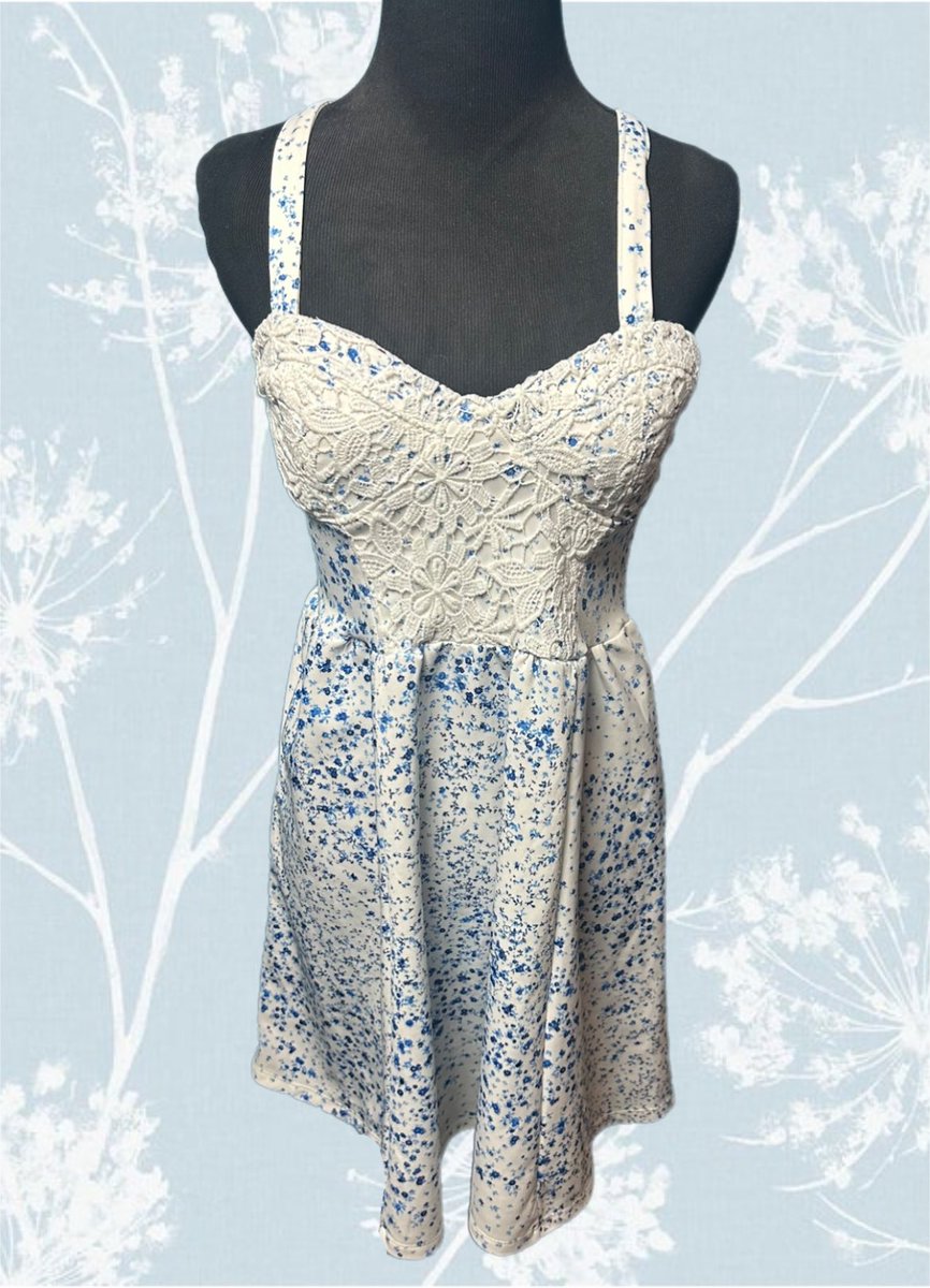 allyknowsbest's tweet photo. The bidding war has begun ! 

https://t.co/GC2NnNULLH

#jessicasimpson #ebay #ebayseller #lowprice #goodcost #ebayitem #dressforsale #blue #white #dreamy #summer #spring #blueflowers #dress #shopnow #greatcondition #lace #love #sizemedium #adorable #partydress #casual #cocktail https://t.co/OaaC03aLcq