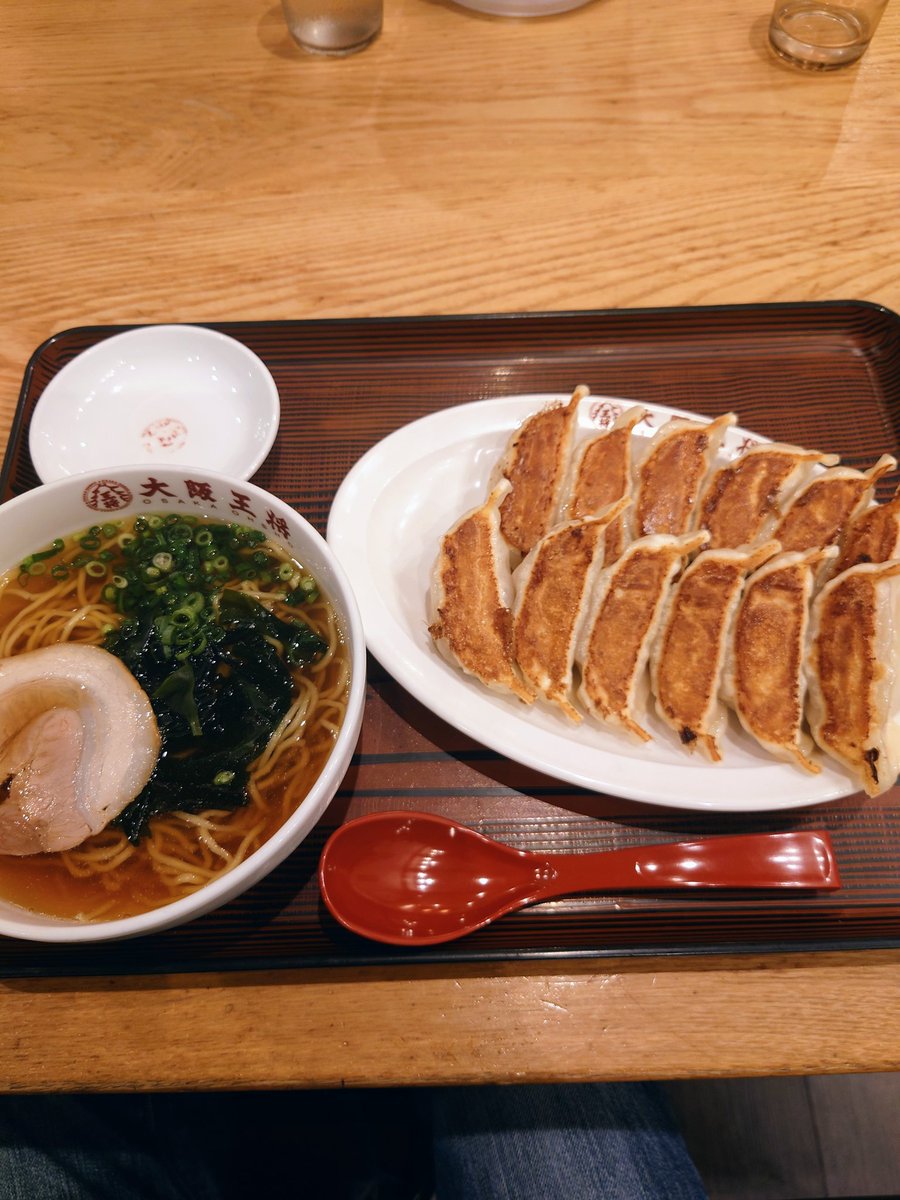 Forever4731's tweet photo. 王将でラーメンと餃子セットを頼んだら、餃子の量がすごい😲🥟
子供（幼児）にと注文したけどさすがに一人じゃ食べきれず、家族みんなでシェアしました😋

#大阪王将
#餃子
#相互フォロー https://t.co/flKJatoDLq