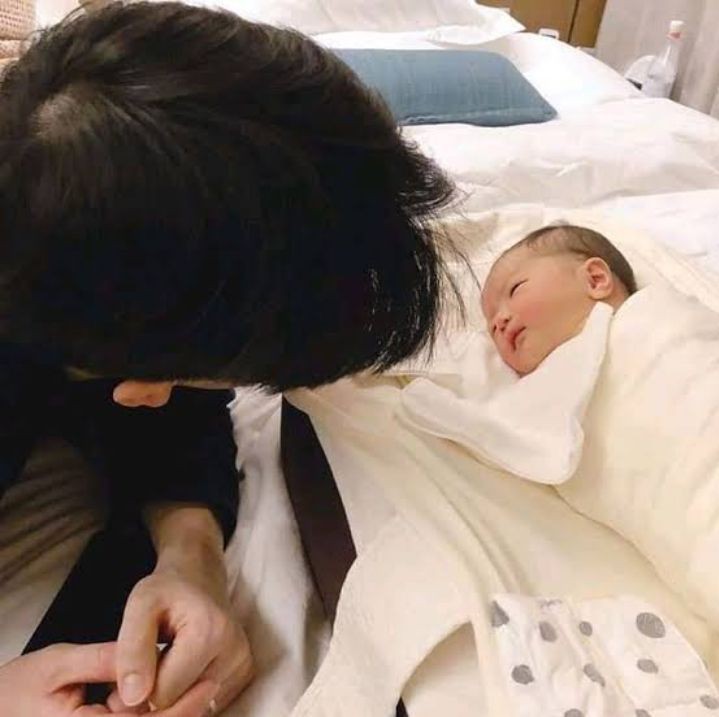 hyeuzin's tweet photo. Dari yang sekecil itu sampai segede ini. Cepet banget kamu gedenya vis, nanti appa sama siapa kalau kamu cepet gede. Jagoannya appa❤️ https://t.co/Q9DGB3e5tY