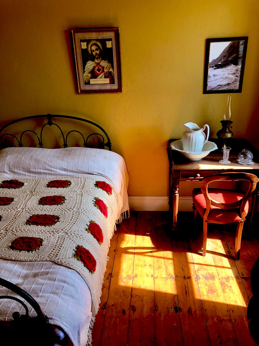 TheresaWriter's tweet photo. An island of extraordinary beauty & history. Take a peek inside the Valentia Lightkeeper’s House, built 1910 to accommodate keepers & their families. ‘In true Maritime tradition, everything had to be ‘shipshape.’ #Valentialighthouse #Kerry
#WAWWildAtlanticWay #Ireland 🇮🇪💚 ☘️ https://t.co/GlUOEmD8HM