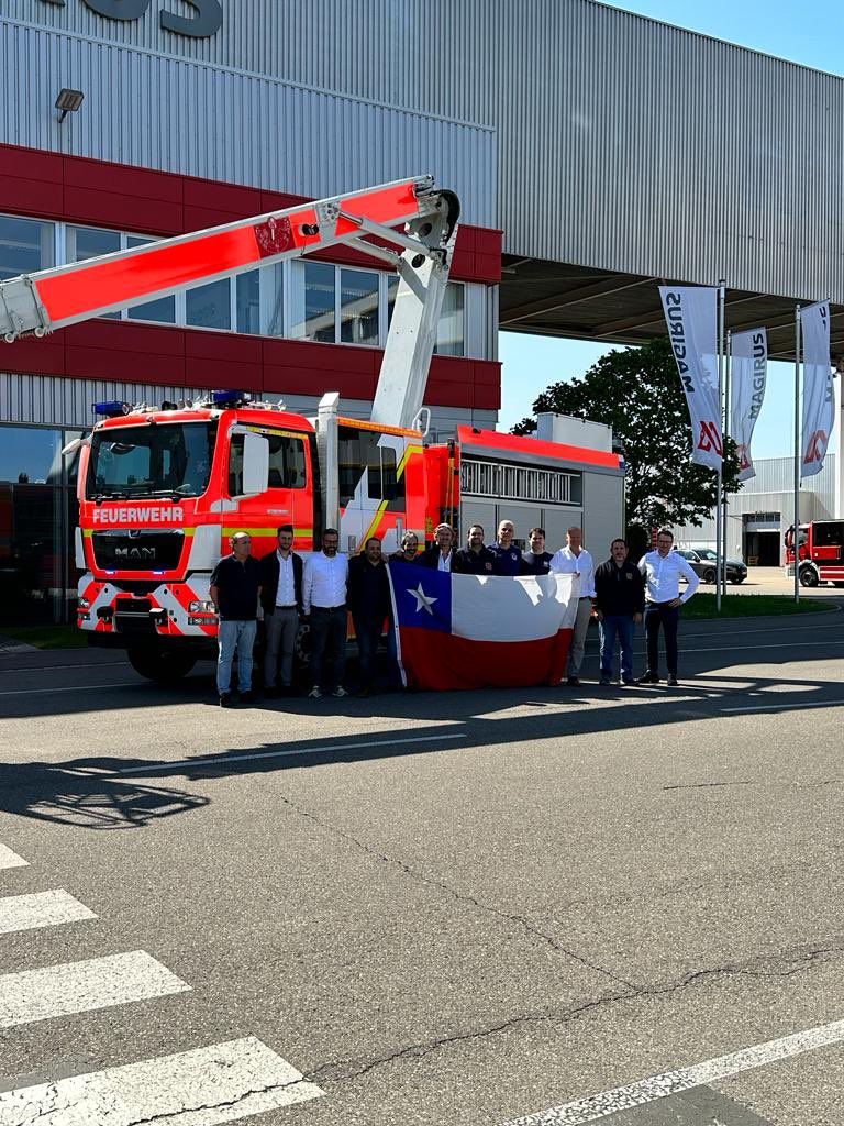 Q-15 Man Magirus TGS 26.440 Multistar

Nuestra comision liderada por el Segundo Comandante Jorge Guevara @cbs1863 , nuestro Director Alberto Lama @lamaantola se encuentran en la fabrica de Magirus Alemania para la recepción final de nuestro carro portaescalas Q-15. 
Gott Mit Uns
