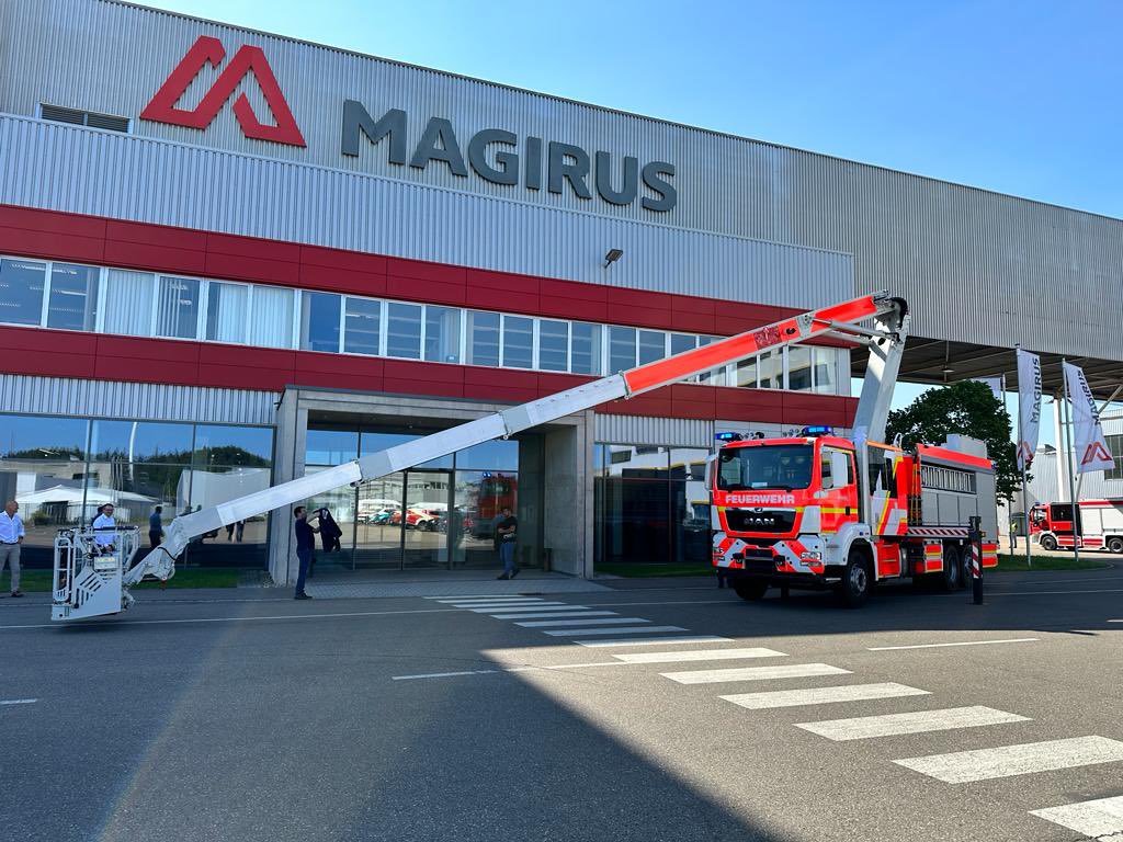 15feuerwehr's tweet photo. Q-15 Man Magirus TGS 26.440 Multistar

Nuestra comision liderada por el Segundo Comandante Jorge Guevara @cbs1863 , nuestro Director Alberto Lama @lamaantola se encuentran en la fabrica de Magirus Alemania para la recepción final de nuestro carro portaescalas Q-15. 
Gott Mit Uns https://t.co/VRa91iktfA