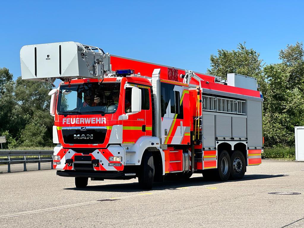 15feuerwehr's tweet photo. Q-15 Man Magirus TGS 26.440 Multistar

Nuestra comision liderada por el Segundo Comandante Jorge Guevara @cbs1863 , nuestro Director Alberto Lama @lamaantola se encuentran en la fabrica de Magirus Alemania para la recepción final de nuestro carro portaescalas Q-15. 
Gott Mit Uns https://t.co/VRa91iktfA