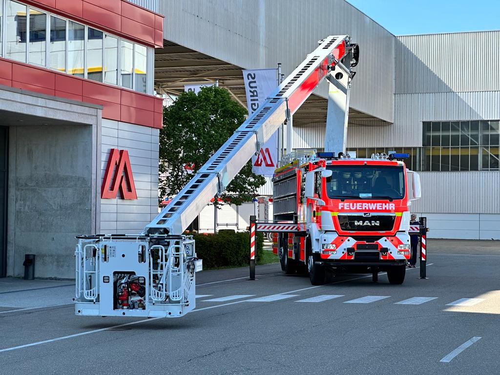 15feuerwehr's tweet photo. Q-15 Man Magirus TGS 26.440 Multistar

Nuestra comision liderada por el Segundo Comandante Jorge Guevara @cbs1863 , nuestro Director Alberto Lama @lamaantola se encuentran en la fabrica de Magirus Alemania para la recepción final de nuestro carro portaescalas Q-15. 
Gott Mit Uns https://t.co/VRa91iktfA