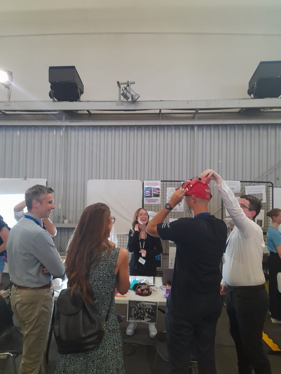 MadameMayer's tweet photo. Incroyable dernier passage devant le jury de la finale du concours CGénial et l’équipe du @clgBouligny au complet ! Ils ont brillé par leur éloquence et leur aisance ! Félicitations !! @Classe_Denis @LoicBetting https://t.co/RjZfs20hhe