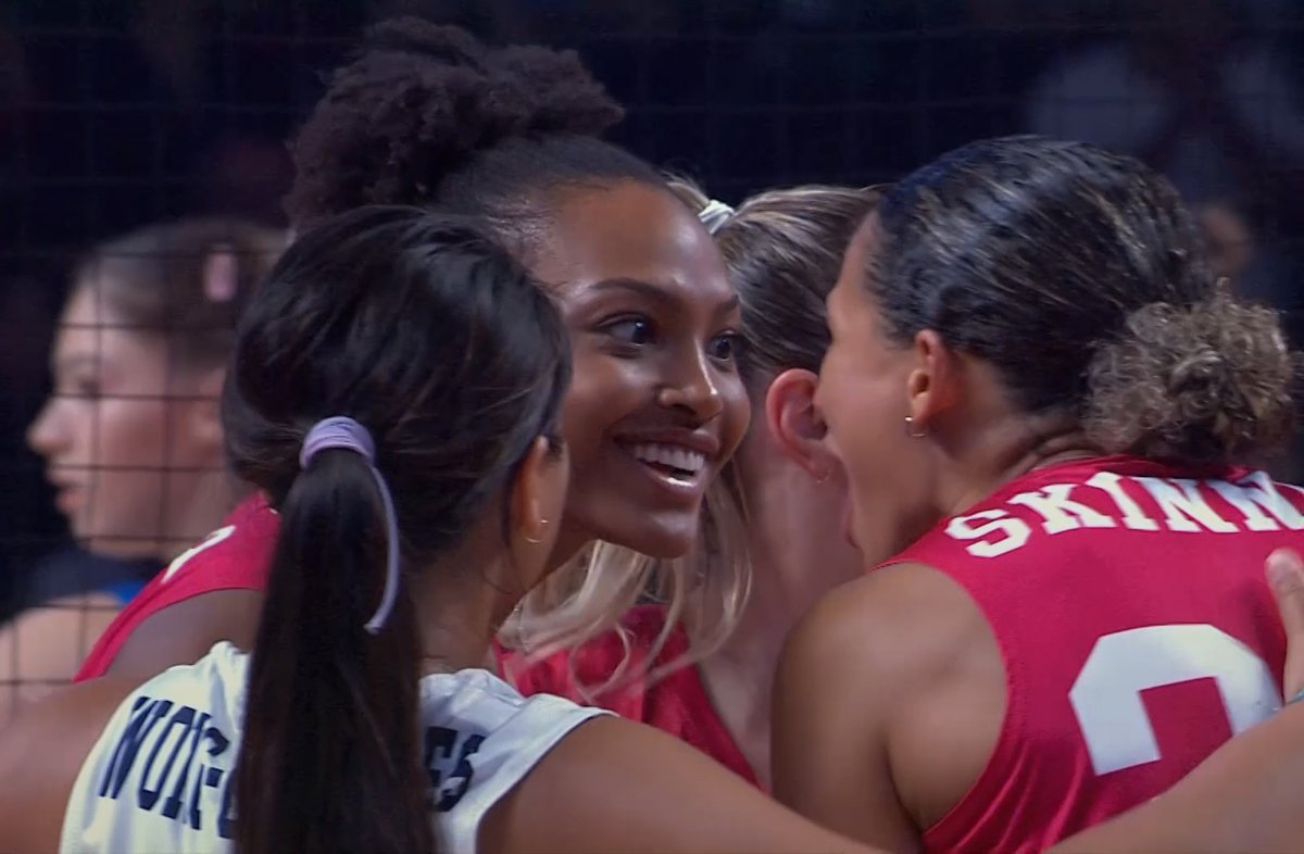 ALL SMILES 😀 after the U.S. Women 🇺🇸 win a battle against Serbia 🇷🇸 3-2 (25-20, 19-25, 21-25, 25-21, 15-12) to open 2023 Volleyball Nations League!

Khalia Lanier scored the last US pt. She finished with 16. Annie Drews led with 25 and Avery Skinner had 19. Great team effort!