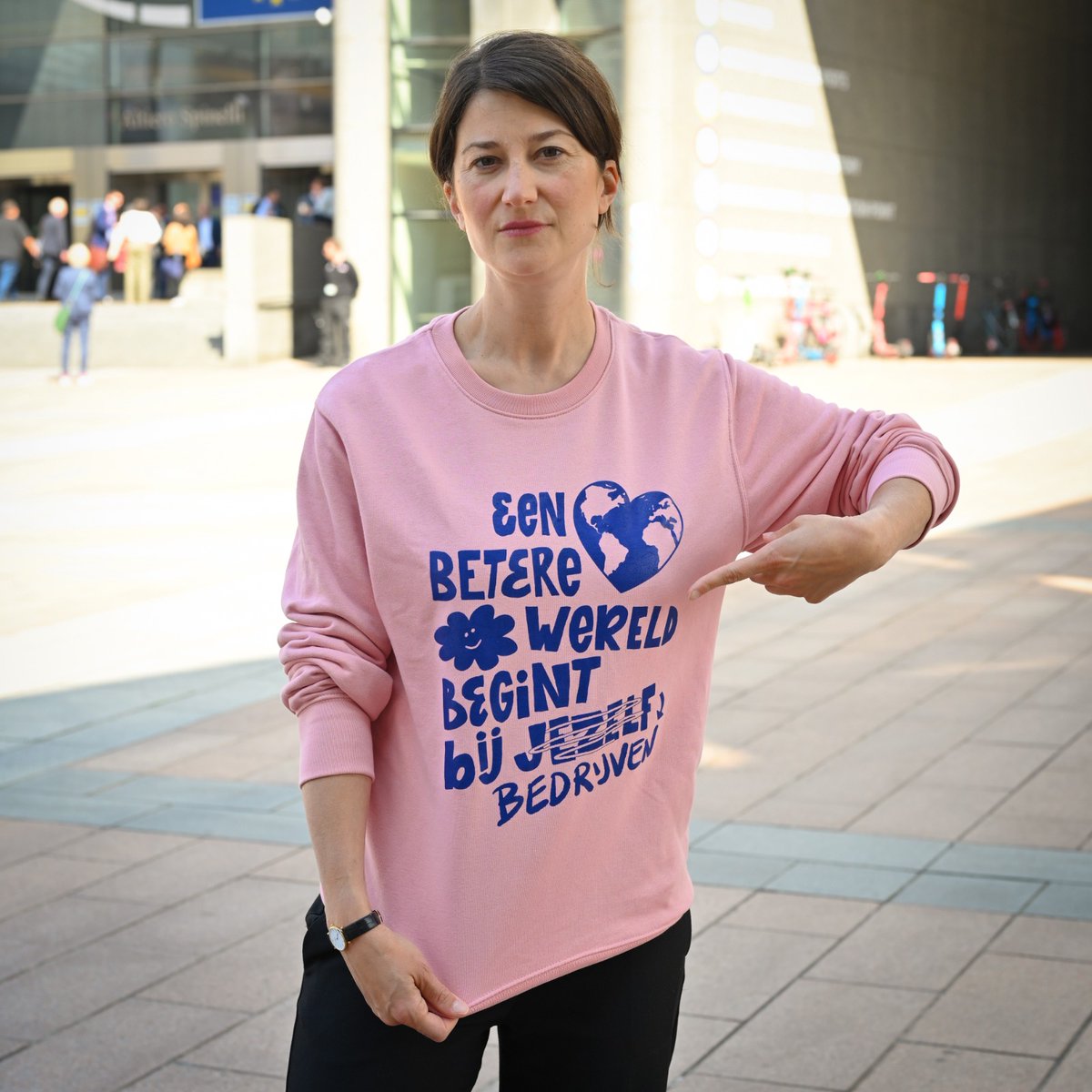 Een betere wereld begint bij bedrijven. Morgen om 11 uur stemt het <a href="/Europarl_EN/">European Parliament</a> over een Europese anti-wegkijkwet. Een groot moment in de strijd voor een duurzame, eerlijkere wereld. 🤞🌍🌱 #imvo #DueDiligence