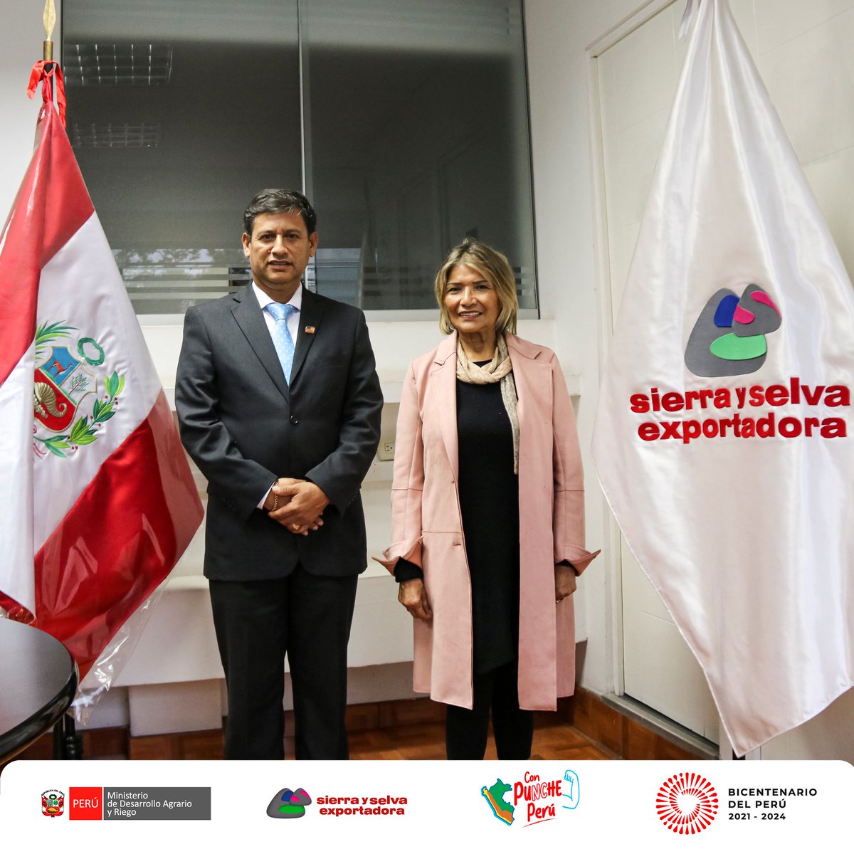 Agromercado_'s tweet photo. 📌 El presidente ejecutivo de @SierraExporta, Percy Medina Morales, se reunió con la directora de #CLUSA Perú, Carmen Rosa Chávez, para sumar esfuerzos a fin de potenciar el trabajo en conjunto. (1/2) https://t.co/Jc2W3HhgQY