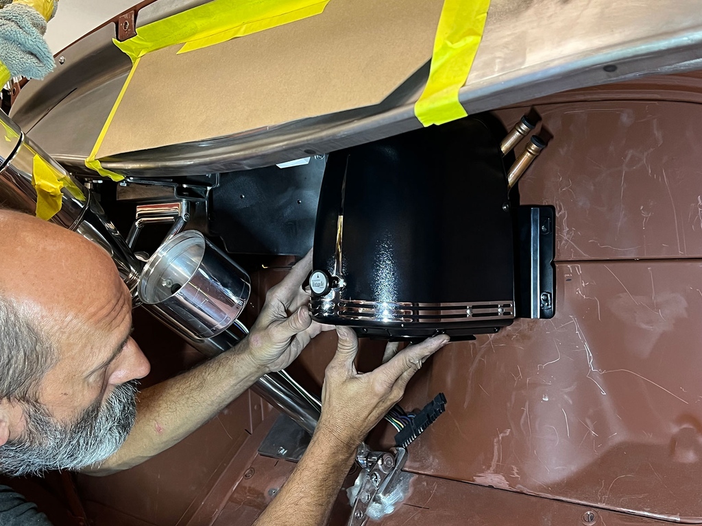 modernrodding's tweet image. Most old hot rods are void of conveniences or if they have them, they're not working. We install Vintage Air, Inc.’s Streamline Heater Kit, a super simple and clean system, with help from Hotrodsbydean. #ModernRodding 
- 
inthegaragemedia.com/how-to-install…