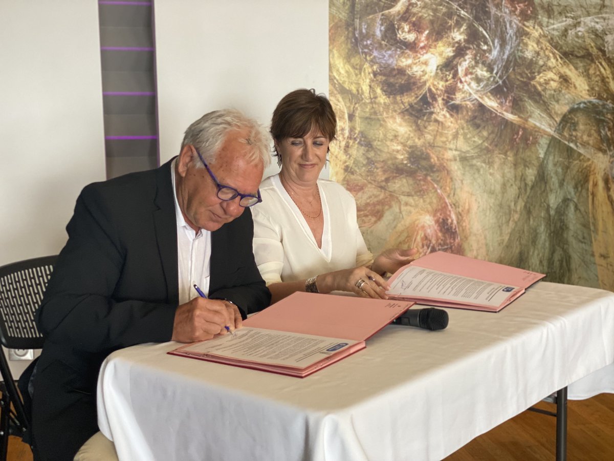 CCIcotedazur's tweet photo. @ValbonneSA @VilleneuvLoubet ✍nouveaux signataires de la Charte d'Engagement #SmallBusinessAct06
🎯OBJ : simplifier l' accès aux marchés publics.

➕Ces villes s'engagent, avec la @CCIcotedazur, en faveur de l’ #économie06 , des TPE/PME &amp; de l'#emploi

#SoutenonsNosEntreprises https://t.co/nccG0n3hcB