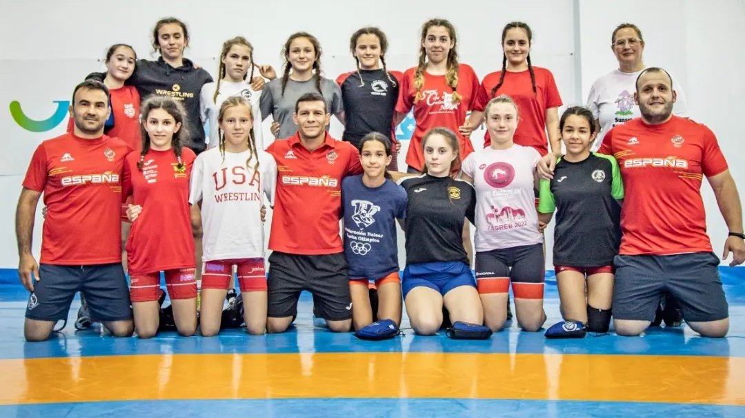 lucha_esp's tweet photo. 👀 Trabajazo de nuestro #TeamLF el pasado finde en el CGTD de #Pontevedra durante la concentración previa al europeo U15 de Budapest 🇪🇺
Marcos Miragaya y María de los Ángeles, junto al resto de @FedGallegaLucha, al cargo de un grupo que ya mira a julio 🔍
📸 Difusion ProSport https://t.co/p64IAJpkOb