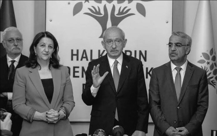 Batı sistemi CHP'yi HDP'ye hosting sağlayan bir yapıya evirmek için çok yatırım yaptı, bu yüzden Kılıçdaroğlu direnecektir.
Kılıçdaroğlu'nun istifa etmesi halinde bu yapının değişmemesi, benzer bir tipolojinin genel başkanlığı üstlenmesi için elinden geleni yapacaktır.