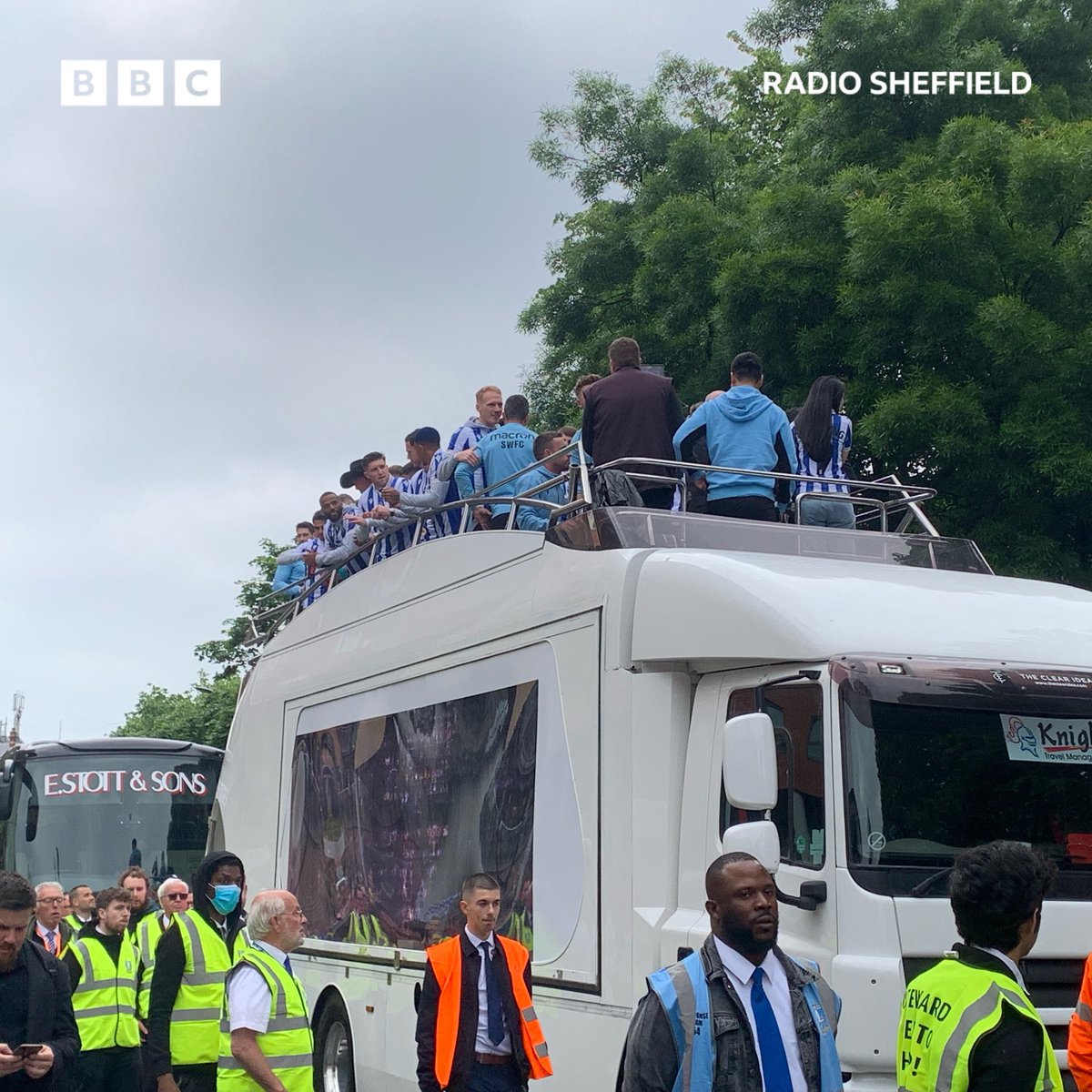 🦉 The Owls players are on the open-top bus and it’s about to set off!

#SWFC | @BBCSheffield