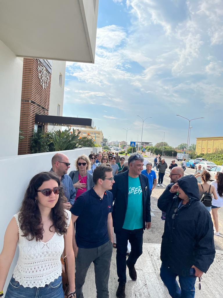 sciarrettagl's tweet photo. A #Latina, per la legalità. Contro gli incendi e chi vuole soffocare la comunità, la nostra generazione, la libertà e la speranza. 

La #Regione aiuti i #chioschi e le ragazze e i ragazzi a riaccendere le luci, la musica e i surf sul mare. https://t.co/mdbhN9qHei