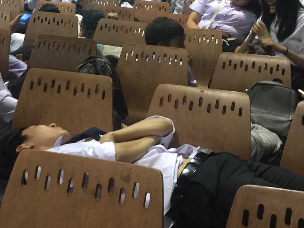 GXCumming (370K) on Twitter: เวลาเจอผู้ชายนอนหงายแบบนี้ในที่สาธารณะ ...