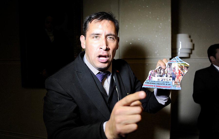 AnaMariaGazmuri's tweet photo. El Pastor Soto es un delincuente; brutalmente increpó a nuestra compañera, la diputada Marisela Santibáñez, violentando la memoria de su hija. Indignante y doloroso. 

Exigimos que la Mesa de la @Camara_cl se pronuncie al respecto y tome acciones para resguardar la integridad de las y los parlamentarios, para que hechos como estos no vuelvan a ocurrir. 

Hoy estamos expuestas al odio y la violencia sin control. Mucha fuerza querida compañera @mariseka 💜