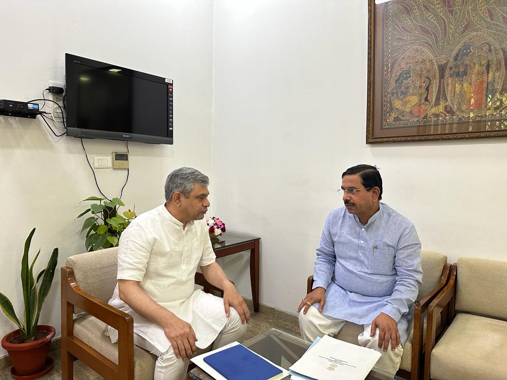 JoshiPralhad's tweet photo. ಜುಲೈನಲ್ಲಿ ಧಾರವಾಡ - ಬೆಂಗಳೂರು ವಂದೇ ಭಾರತ್ ರೈಲಿಗೆ ಚಾಲನೆ

ಬಹು ನಿರೀಕ್ಷೆಯ ಧಾರವಾಡ - ಬೆಂಗಳೂರು ಮಧ್ಯದ ವಂದೇ ಭಾರತ್ ರೈಲಿನ ಸೇವೆ ಇನ್ನು ಕೆಲವೇ ದಿನಗಳಲ್ಲಿ ವಿದ್ಯುಕ್ತವಾಗಿ ಆರಂಭವಾಗಲಿದೆ.
#VandeBharatExpress  (1/3) https://t.co/IFv04VJrAY