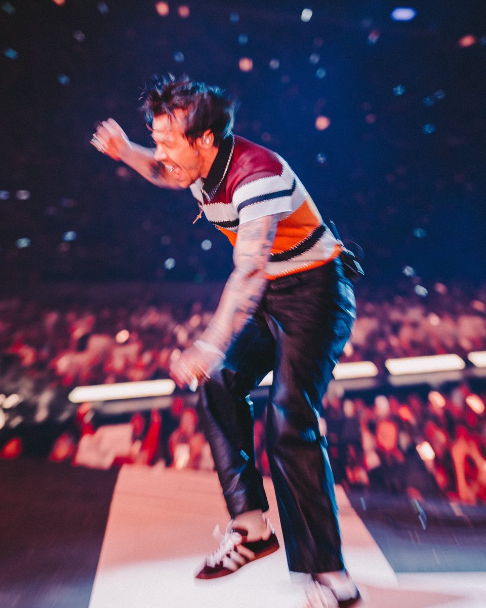 RT @hsbandflorals: LLOYD PHOTOGRAPHED HARRY STYLES ON STAGE AT THE #LoveOnTourMunich ! https://t.co/StEMZcnUhu