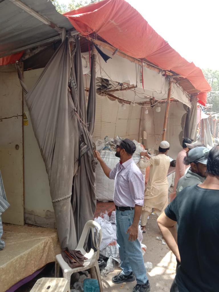 DCKhiCentral's tweet photo. Big win for Chawala Market as Assistant Commissioner Nazimabad leads a massive anti-encroachment operation, clearing the streets and improving the flow of traffic. #CleanUpChawala #SmoothStreets https://t.co/7lLqBzxfIG