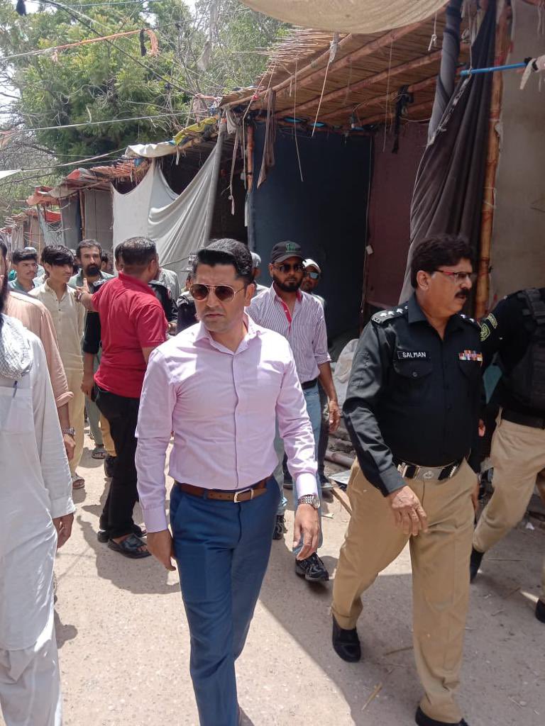 DCKhiCentral's tweet photo. Big win for Chawala Market as Assistant Commissioner Nazimabad leads a massive anti-encroachment operation, clearing the streets and improving the flow of traffic. #CleanUpChawala #SmoothStreets https://t.co/7lLqBzxfIG