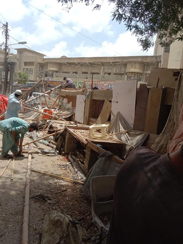 DCKhiCentral's tweet photo. Big win for Chawala Market as Assistant Commissioner Nazimabad leads a massive anti-encroachment operation, clearing the streets and improving the flow of traffic. #CleanUpChawala #SmoothStreets https://t.co/7lLqBzxfIG