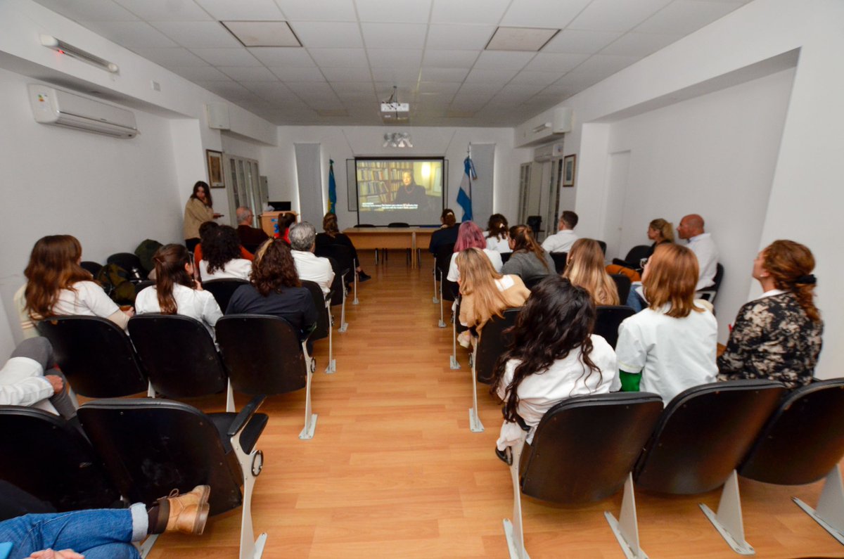 DrDanielGollan's tweet photo. Junto a @julietacalmels, trabajadoras y trabajadores del @HospitalRossiLP, compartimos el documental "El porvenir de la vida en común". https://t.co/vdqQrfyqKH
