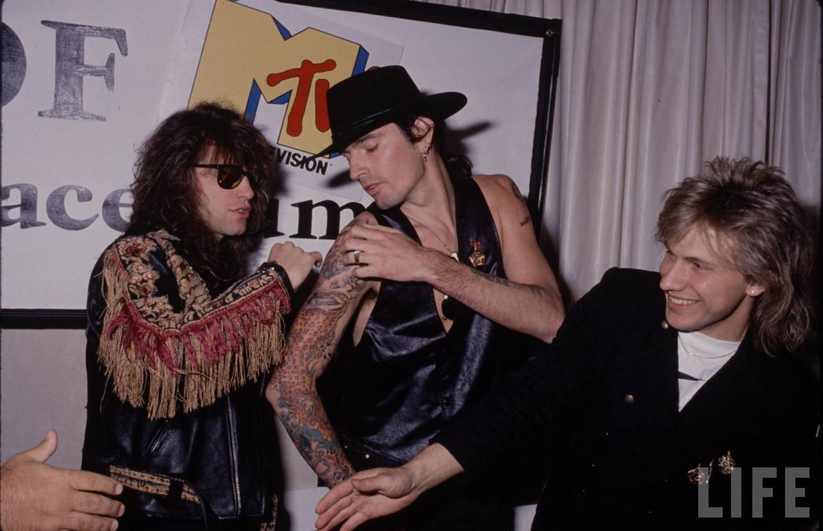 Guys at a press conference in Hollywood on May 1, 1989. They announced a MMPF for Aug. 12/13 in Moscow #BonJovi #MotleyCrue #JonBonJovi 😎🖤credit 📷Life
