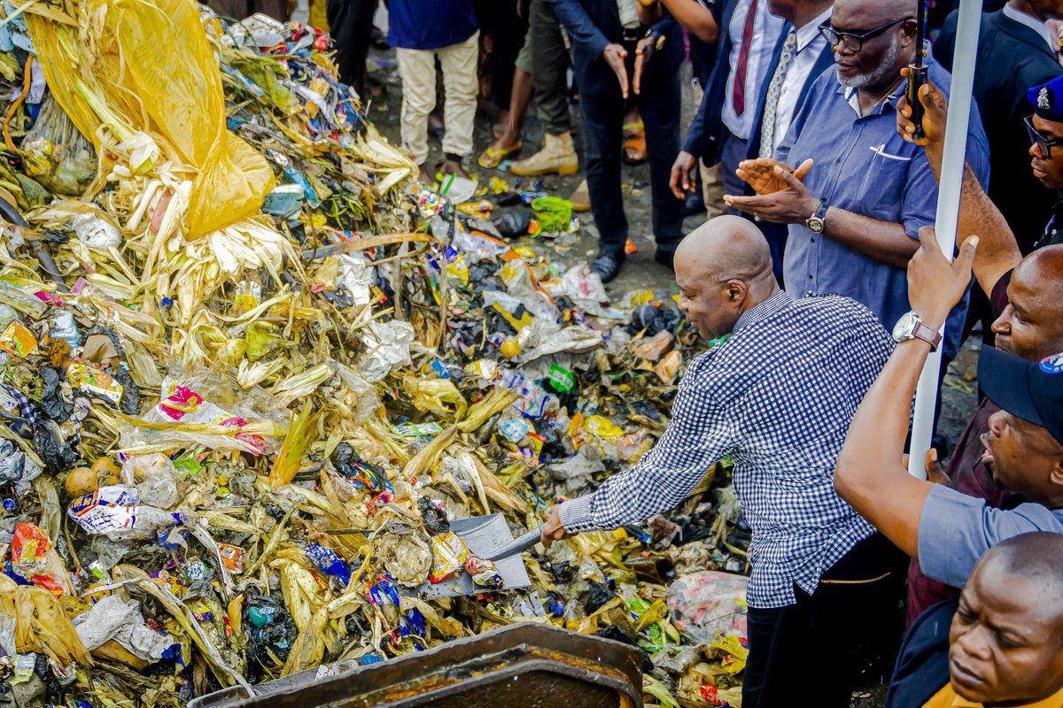 iam_kelex's tweet photo. Under the rain, Abia state governor Dr. Alex Otti supervises waste evacuation in Aba today. https://t.co/hFvT578yxG