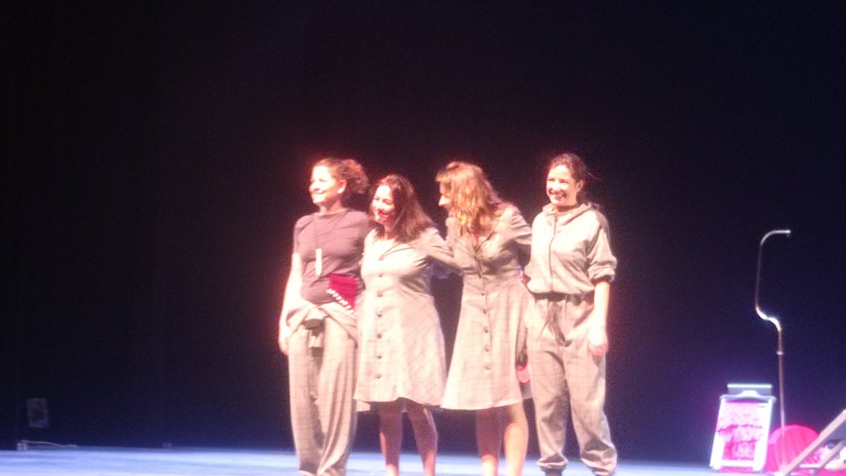 Marc__Pineda's tweet photo. Alejandra (@AleLopezActriz), Alicia (@Alikipower) en un papel que se turna con Teresa (@QuinteroTeresa), Rocío (@Nollamarmeloca), y Ana (@lachanota): sois unas actrices estupendas! Con una escenografía mínima, llenáis el enorme escenario del Condal con vuestras interpretaciones! https://t.co/8DlgNCKS9e