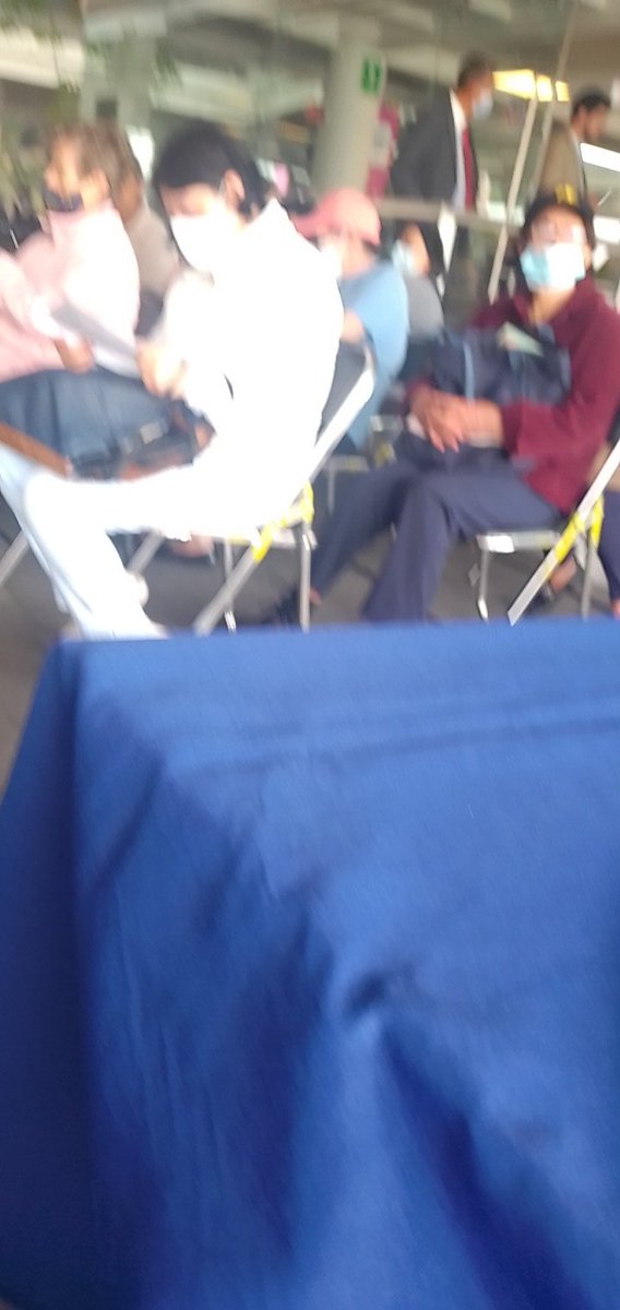 gogyred's tweet photo. @GobCDMX  @AlcaldiaMHmx  se supone que es #miercolesciudadano  me toca el turno y el que me iba a atender se va a platicar para tomar café  #hay mucha gente esperando ser atendida https://t.co/X9z4BLD0lU