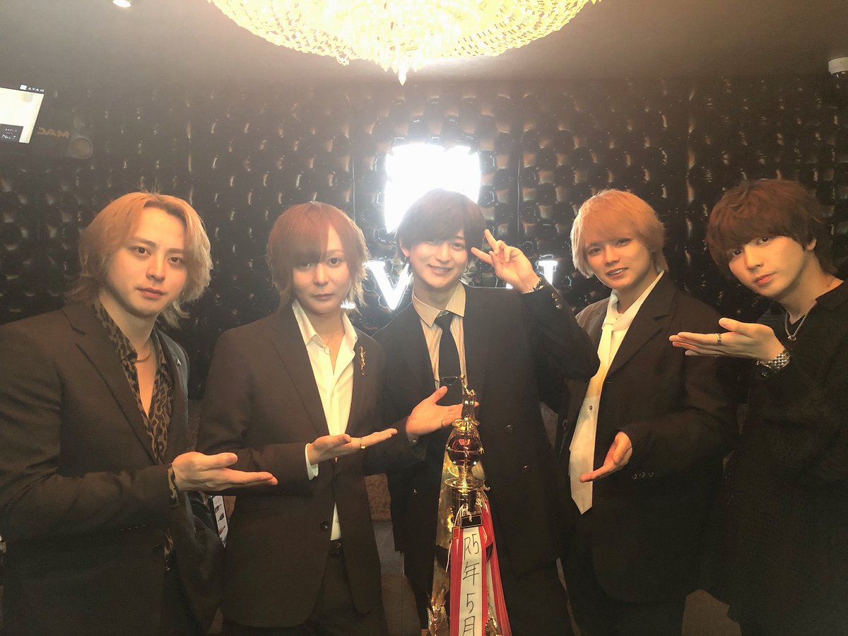 AVAN13754030's tweet photo. ⭐️5月度ナンバー速報⭐️

売上ナンバー
🥇柚姫紗羅　支配人
🥈桐鵺あゆむ　代表
🥉日向てん　主任
🎖寿つかさ　主任
🎖天音咲

指名ナンバー
🥇柚姫紗羅　支配人
🥈桐鵺あゆむ　代表
🥉寿つかさ　主��

#ホスト
#歌舞伎町
#AIRGROUP
#職業イケメン
#AVAN
#締め日 https://t.co/NgoDBsbhm7