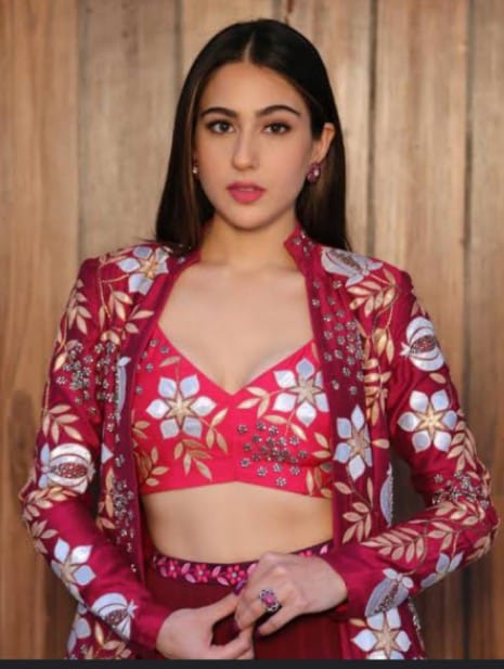 🌟 Bollywood Debut: Kedarnath & Simmba.  Mumbai-born. 🎓 Columbia University grad. 🏆 Award-Winning Talent. 💪 Fitness Enthusiast. 🌟 UN Women Goodwill Ambassador. 📈 Forbes India Recognition. 💪 Women's Rights Advocate. Talented, Beautiful, #SaraAliKhan'
#ZaraHatkeZaraBachke