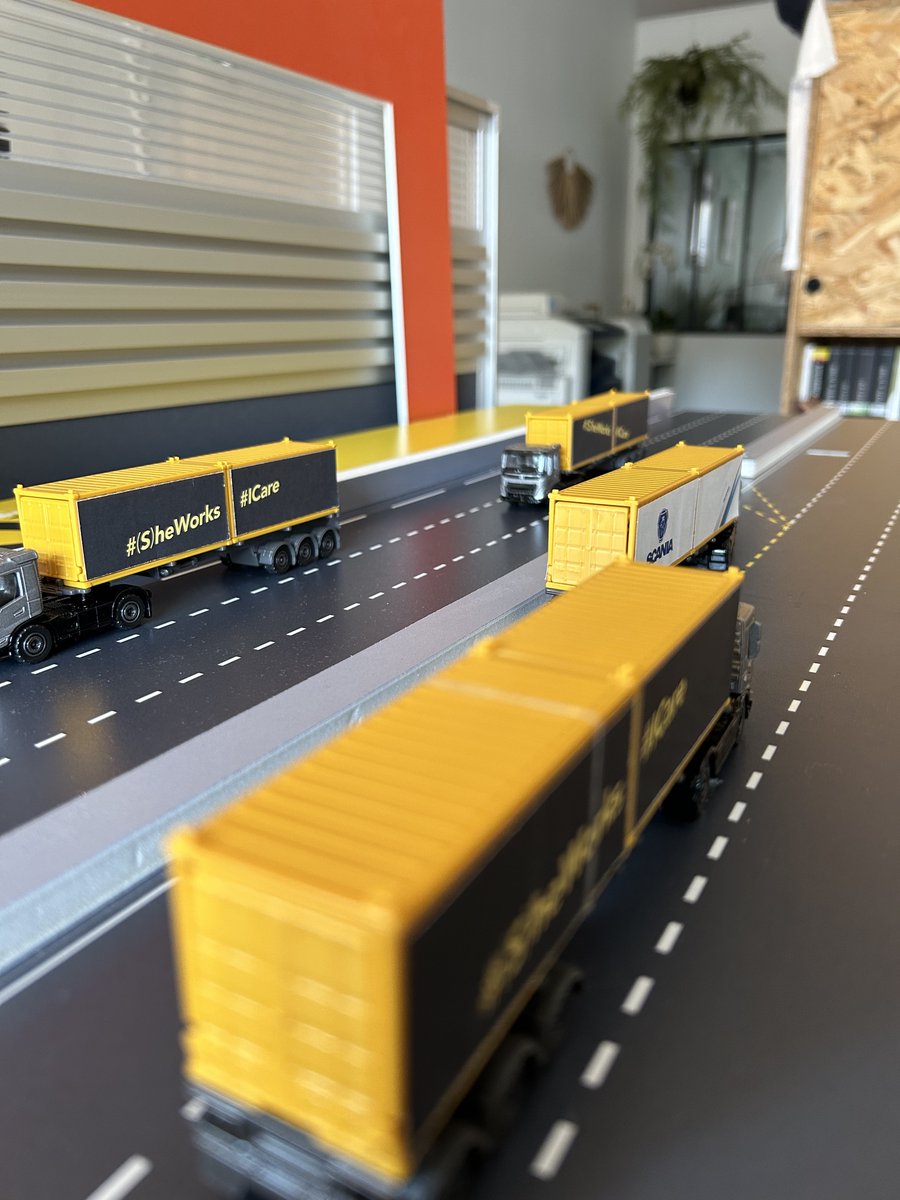 Des petits camions envahissent notre agence🚚... La #TeamPJC prépare pour la 6ème édition de #(S)heWorks #ICare pour Atlandes 🛣️Une opération d'envergure européenne, à suivre !🇪🇺
#prévention #securitéroutière #chauffeursPL #hommesenjaune @a63_landes <a href="/egis/">Egis</a>