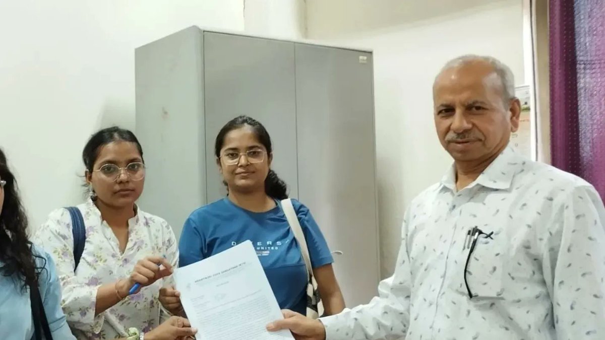krantikari_yuva's tweet photo. KYS activists along with the students of Delhi University’s B.El.Ed. course today organized a mass delegation to meet the DU Vice-Chancellor and submitted a petition regarding the introduction of Integrated Teacher Education Programme (ITEP).
#SaveBElEd https://t.co/HUahMbP9BY