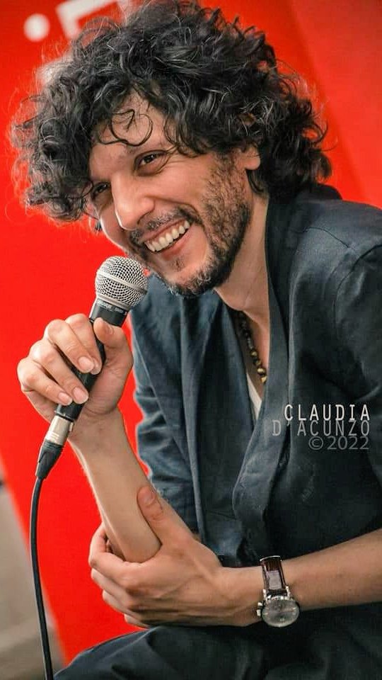 Mondo_di_Sabry's tweet photo. È passato un anno da questa foto❣️
un anno da #DomaniEPerSempre ❣️📔
un anno da quando ammiravo senza parole la bellezza di questi occhi,di questo sorriso, quest'uomo che ci ha cambiato la Vita, donandoci la sua Arte e tutto di sé stesso❤️
#Bellanima 🤍🪽
@MetaErmal
#ErmalMeta https://t.co/ojzfjuRLmt