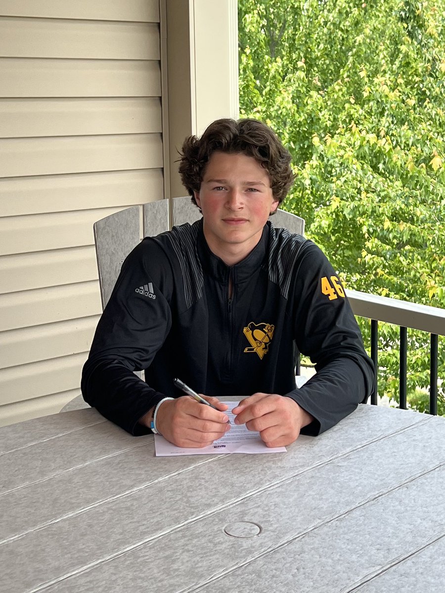 TENDER ALERT!!! 

Congratulations to Ben Grasser on signing a Grit Tender! Grasser is a native of Pittsburgh, Pennsylvania &amp; recently finished his season with the Pittsburgh Penguins Elite 18u Prep team🏒🐧

@bengrasser_46 

Height: 5’8”   |   Weight: 160lbs

#nahl #hockey