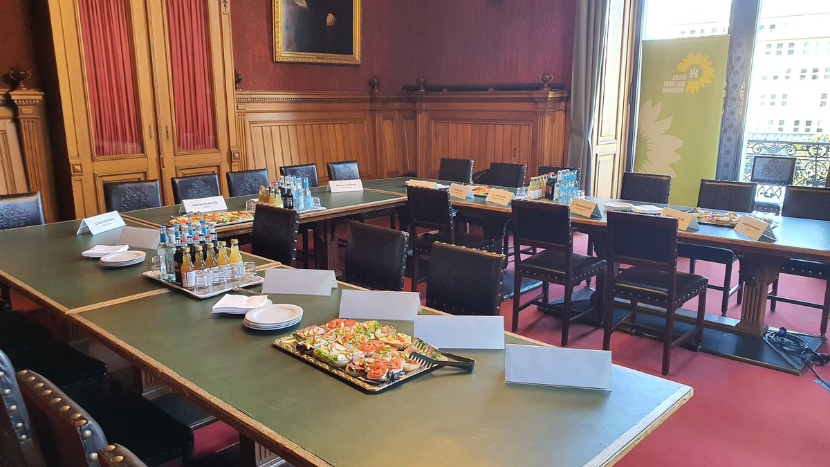 gruenpfleger's tweet photo. Das Thema #LongCovid beschäftigt uns weiter. Dazu tauschen wir uns heute mit verschiedenen Expert*innen und Institutionen im Rathaus aus. #COVID19 #MECFS https://t.co/ORzhN70POM