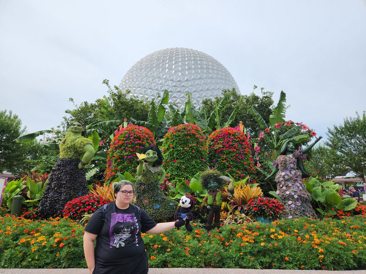 eowyn35's tweet photo. Celebrated my Giggles's big 21st birthday (with Waddles) at #EPCOT May 29, 2023 #AdventuresOfOswald #WDW #FlowerAndGardenFestival2023 https://t.co/jw5cX0bABE