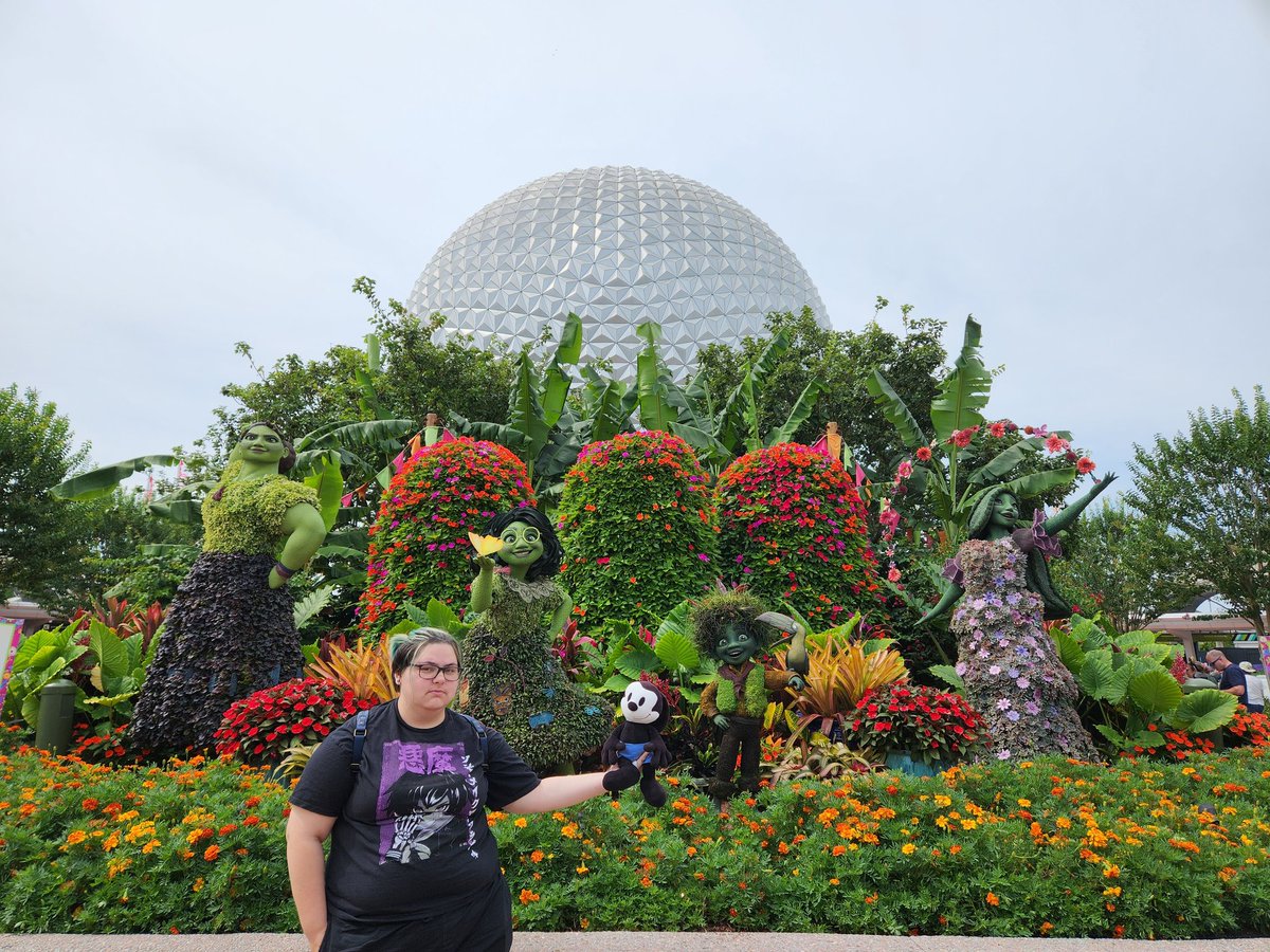 eowyn35's tweet photo. Celebrated my Giggles's big 21st birthday (with Waddles) at #EPCOT May 29, 2023 #AdventuresOfOswald #WDW #FlowerAndGardenFestival2023 https://t.co/jw5cX0bABE