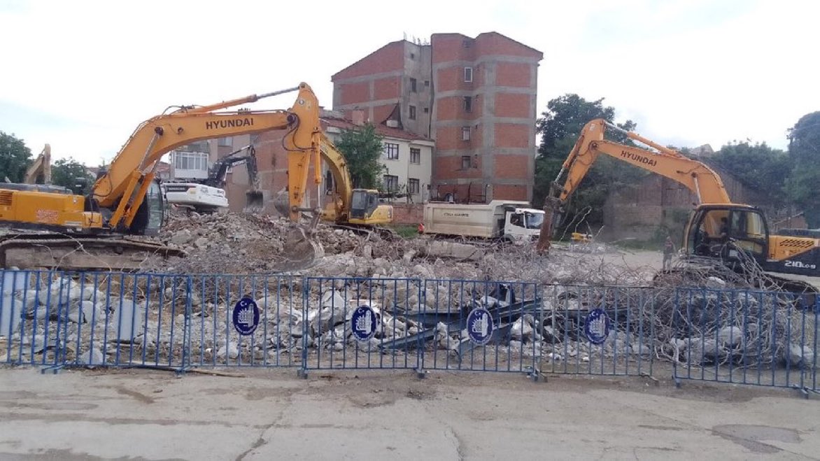 munferitgundem's tweet photo. Çorum'da kaçak olduğu iddiasıyla dün AKP'li belediye tarafından yıkımına başlanan Galibi Vakfı Cami ve türbesinin yıkımı tamamlandı. https://t.co/BXr5FGgCil