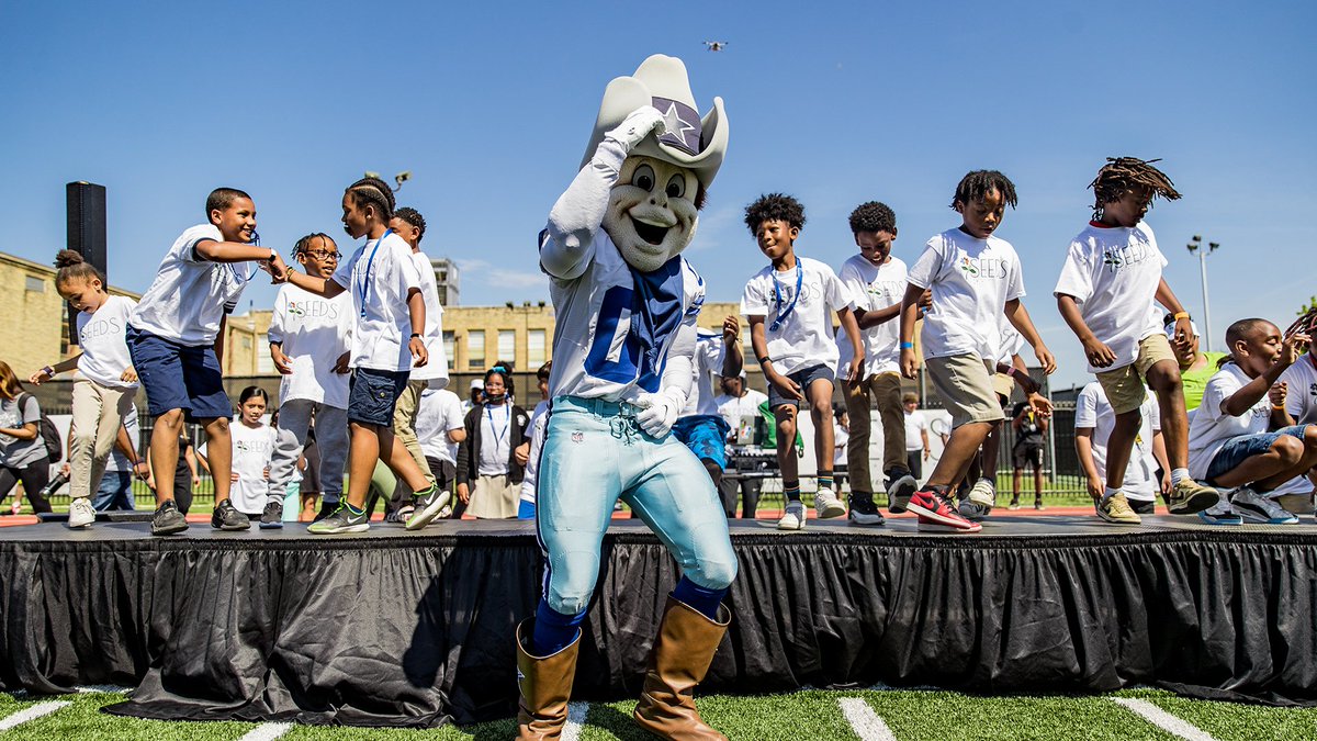 Wrap up #MentalHealthAwarenessMonth with a l👀k at a day of yoga and flag football for 200 @dallasschools elementary students c/o @Optum and @SEEDS_k12! 🧘🏈😄 They were joined by Rowdy, DCC and #DallasCowboys legends to learn valuable lessons on mental and physical health. 🧠💪