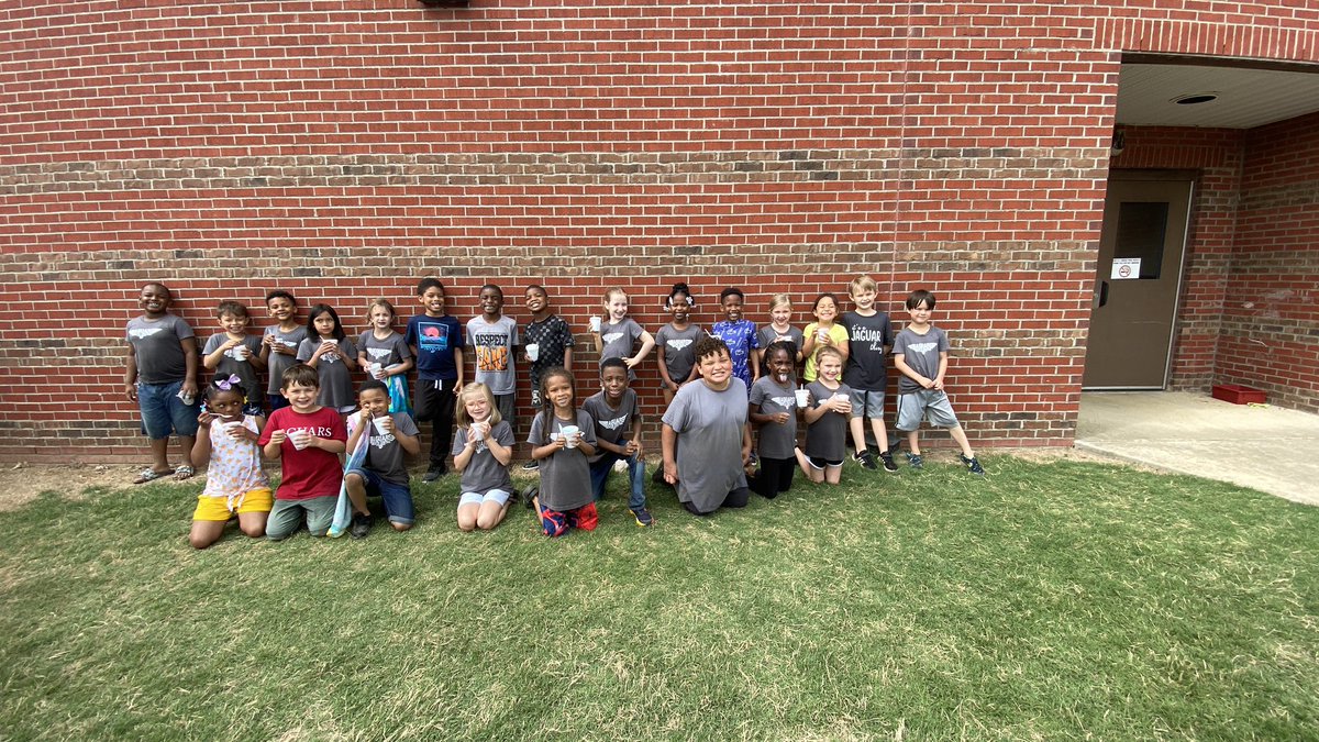 hamm_april's tweet photo. 💜💛💜 
Happy Summer to these first graders @TweetDCS_DCPS ! https://t.co/hUODmaGXYL