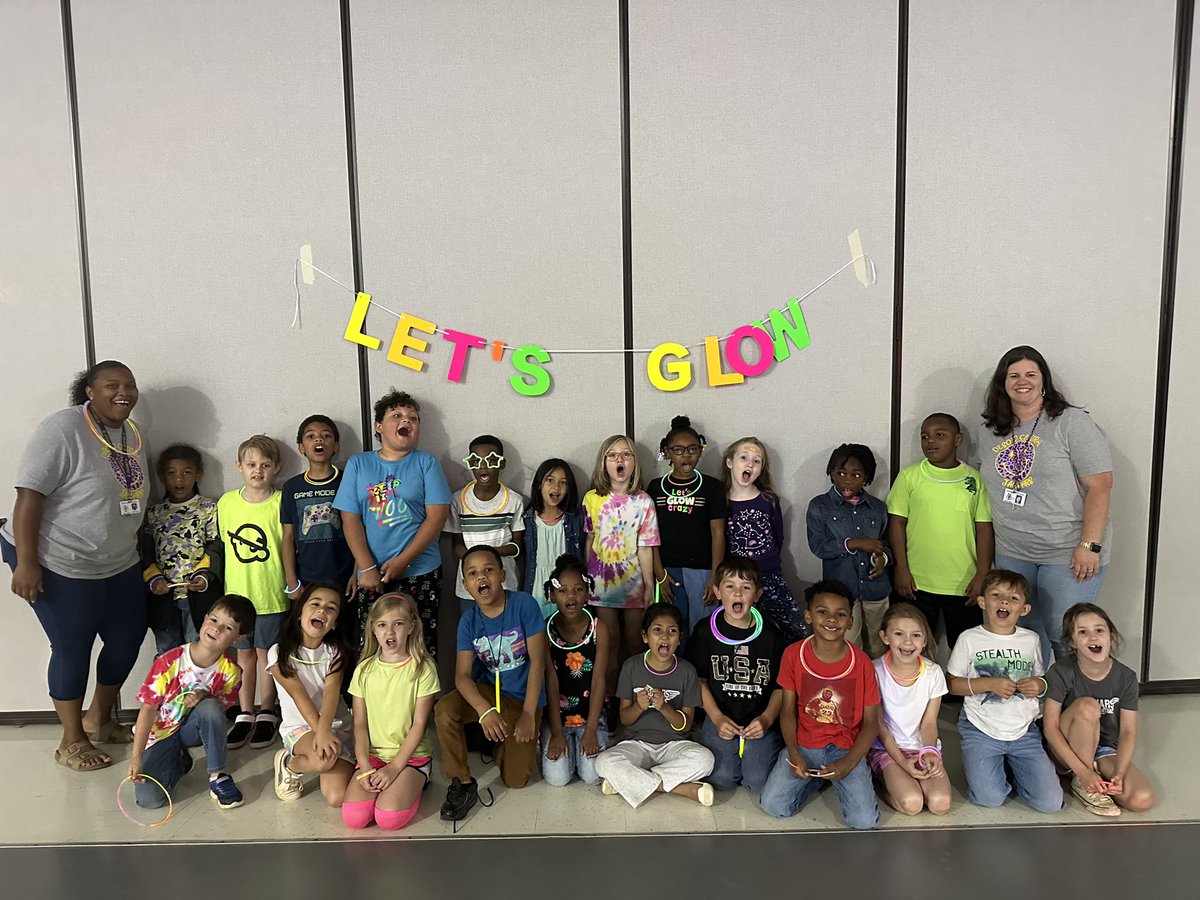 hamm_april's tweet photo. 💜💛💜 
Happy Summer to these first graders @TweetDCS_DCPS ! https://t.co/hUODmaGXYL