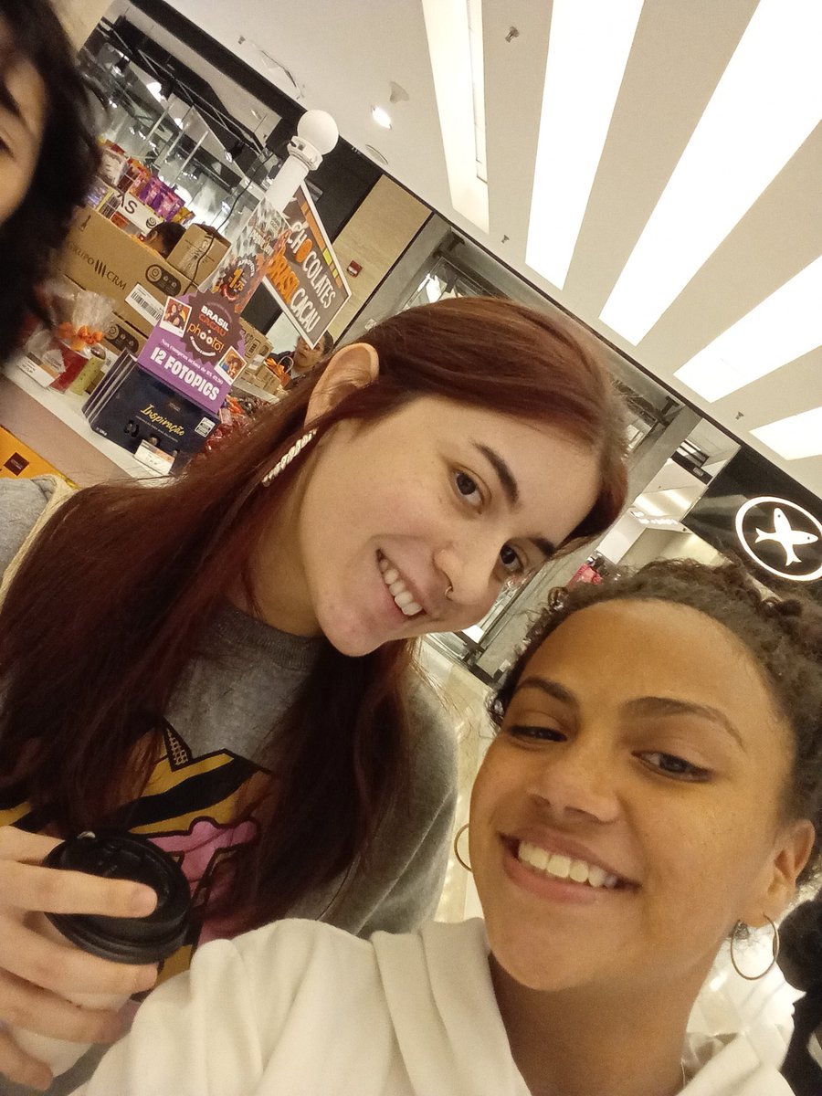 gicam09's tweet photo. GENTEEEEEE!! Eu e minhas amiga que fomos fazer o trabalho de escola no shopping e encontramos a @sofiasantino e ela ainda ajudou a gente no nosso trabalho pqp não tô bem, queen acessível https://t.co/UlwgLhM5RM