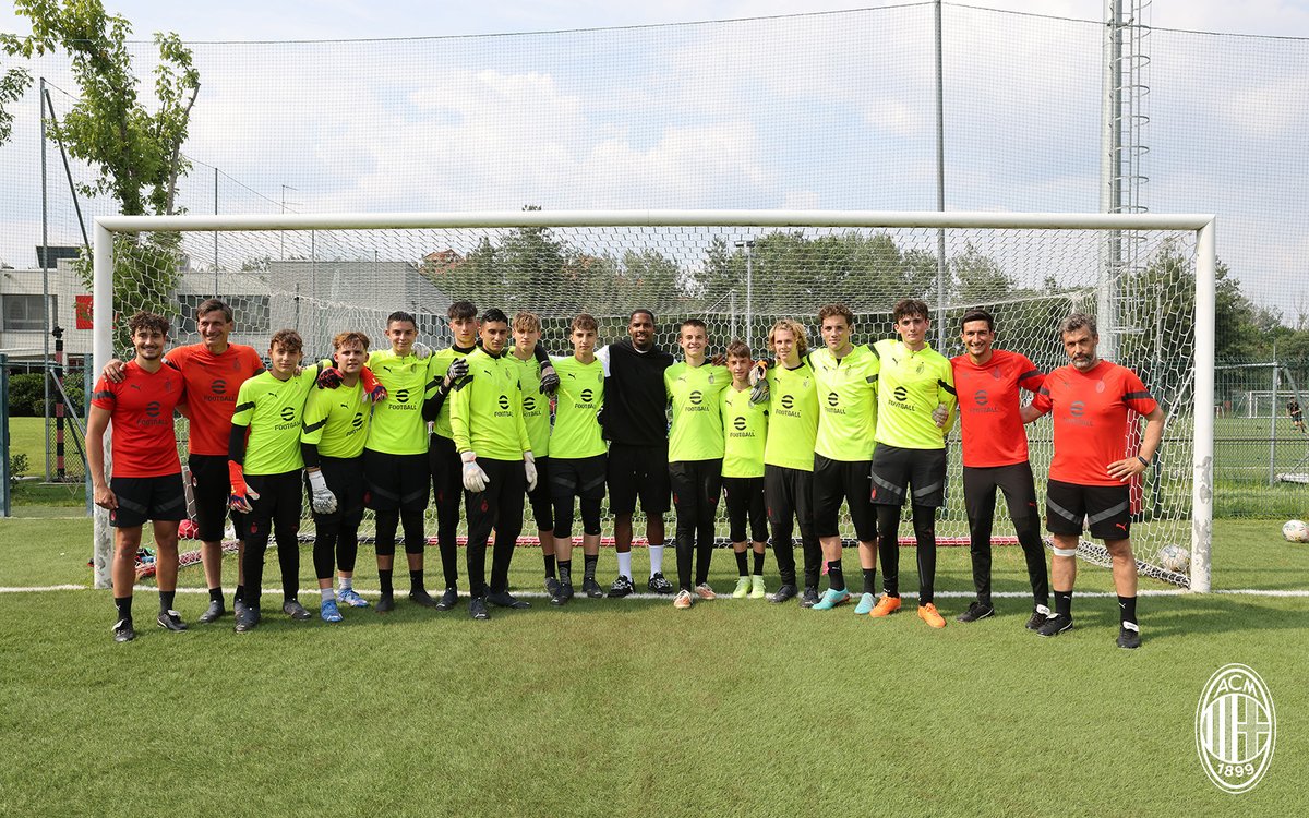 Maignan at the PUMA House of Football meeting with goalkeepers of our Youth Sector 🧤🥹 

Mike in visita ai nostri giovani portieri rossoneri 🧤🥹

#SempreMilan