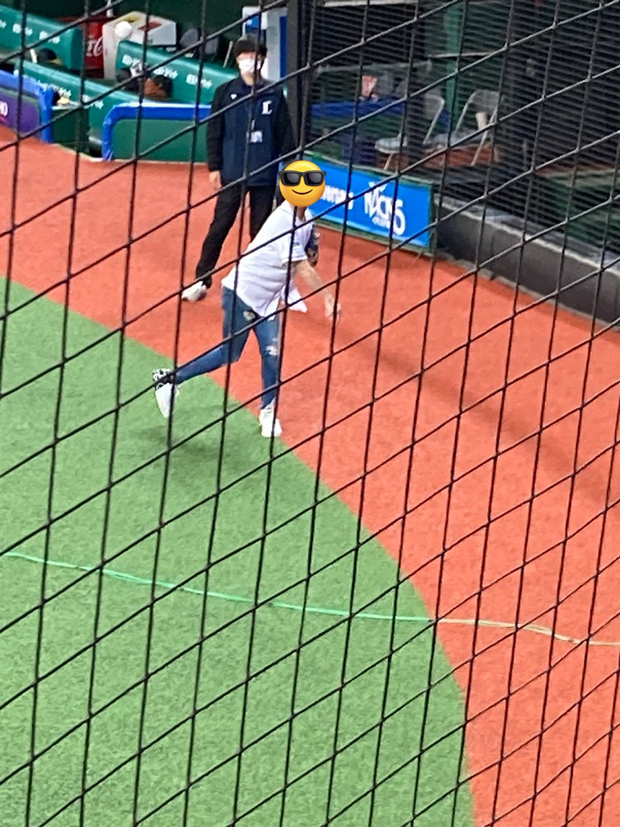 Yuuki300300's tweet photo. 今回も叔父さんが始球式投げるという事でベルーナドームに！

キャッチボール相手として
久しぶりに硬式投げたけど
ちゃんと投げれてよかった😮‍💨

叔父さんも前回よりちゃんと投げれてて最高でした！

結果は4対0で西武ライオンズ勝利！

(彼女じゃないよ)

#埼玉西武ライオンズ
#アイムホーム https://t.co/ruOCDO1FbT